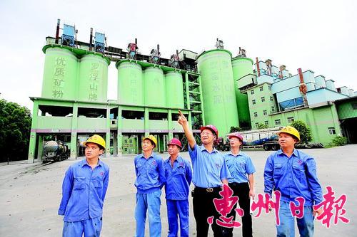     羅浮山水泥集團(tuán)有限公司董事長(zhǎng)吳國 強(qiáng)（中）與員工一起研究企業(yè)課題。
    本報(bào)記者鐘暢新 攝
