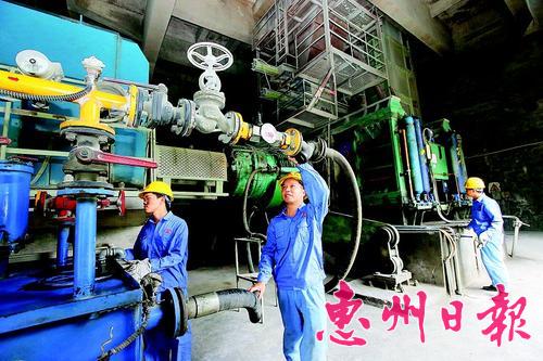 工人在生產(chǎn)車間維護(hù)保養(yǎng)機(jī)器設(shè)備。 本報(bào)記者鐘暢新 攝
