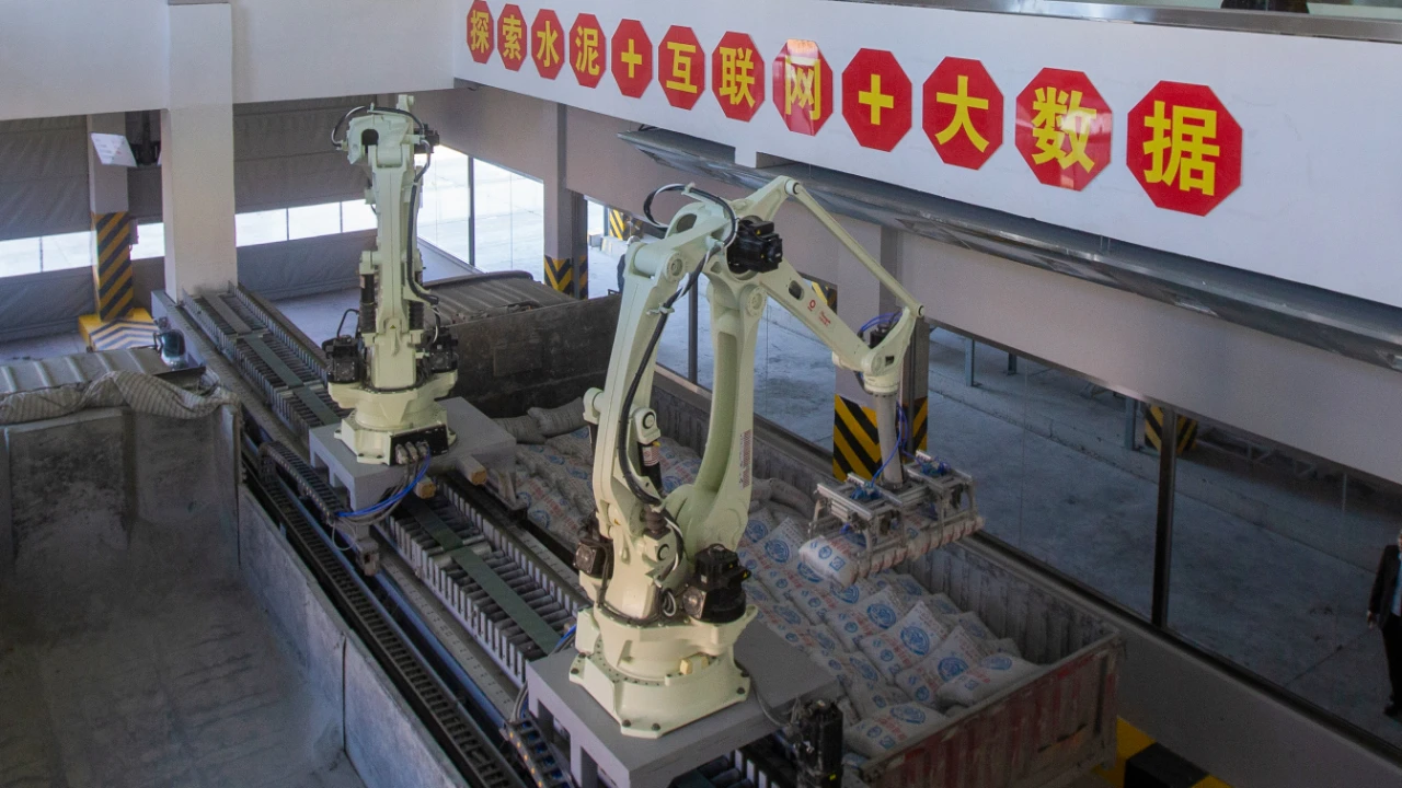 ?破解水泥行業(yè)難題！工業(yè)機(jī)器人大顯身手！